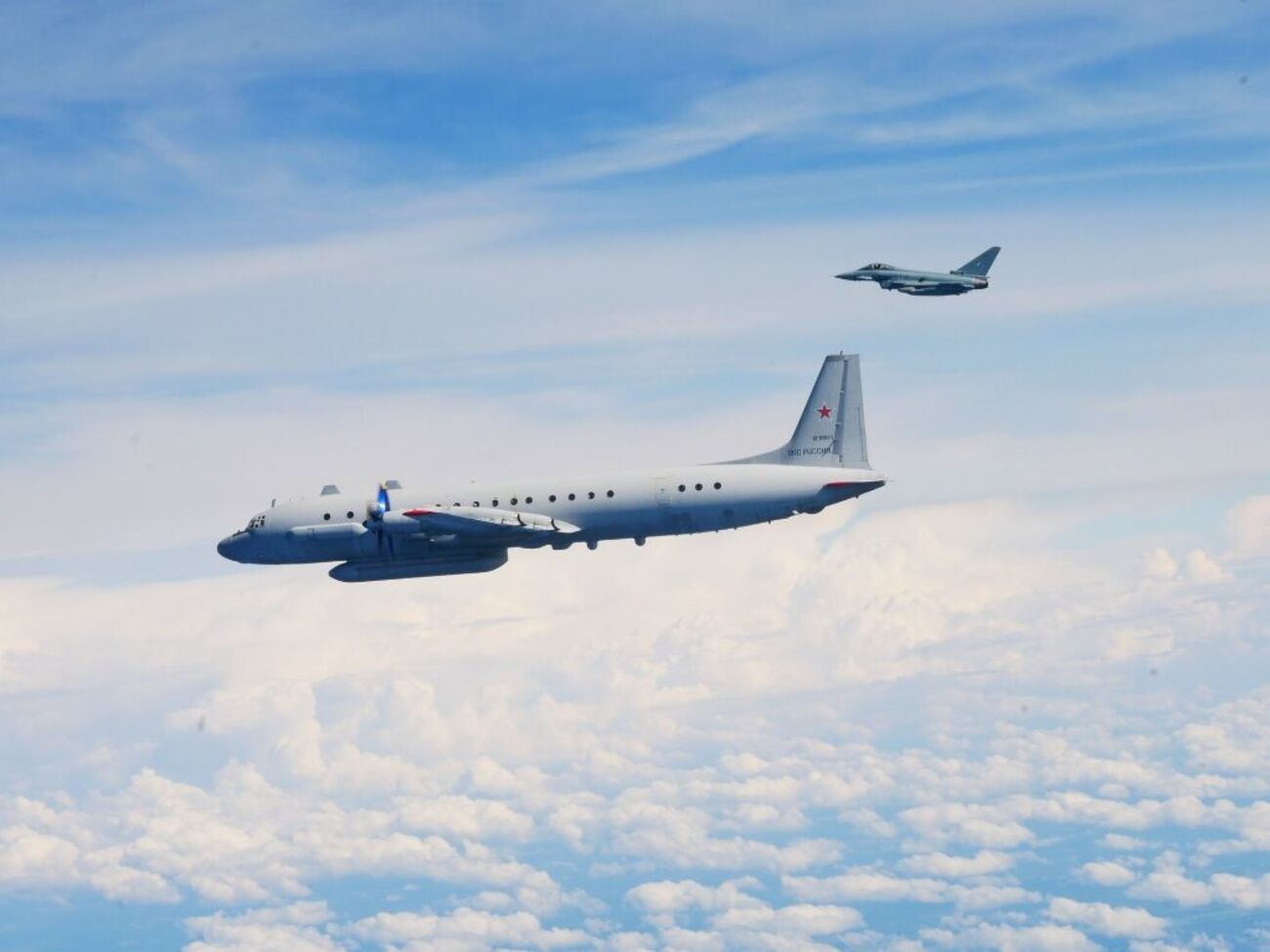 Берлин показал фото перехваченного российского самолета