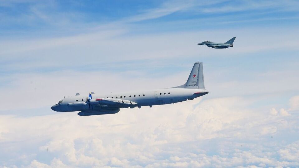 Берлин показал фото перехваченного российского самолета