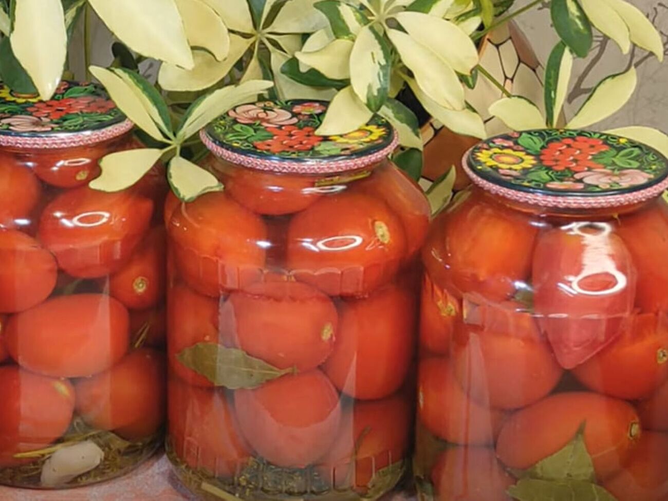 Після приготування банки переверніть, накрийте ковдрою і залиште до охолодження