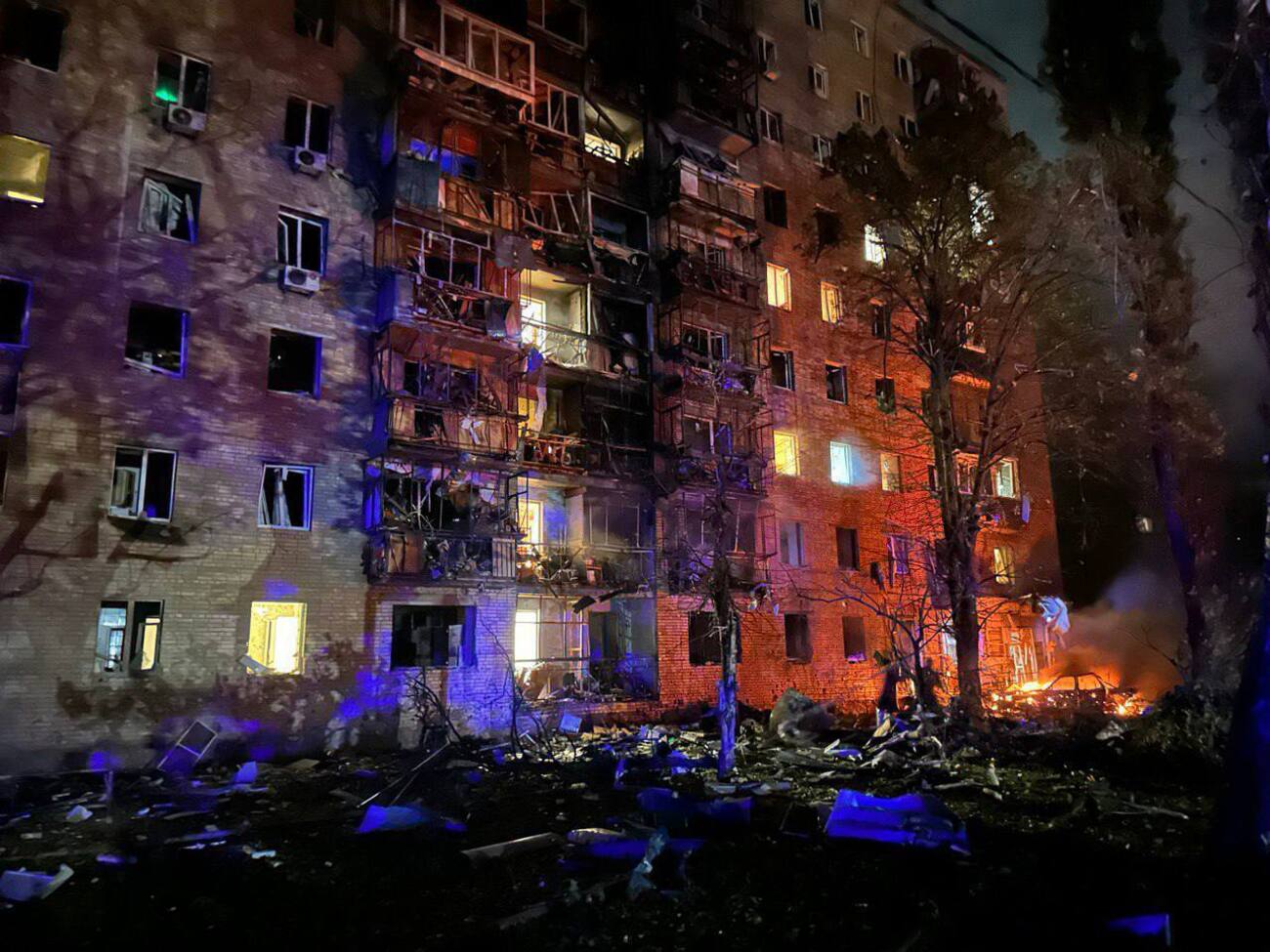 Через падіння уламків ракети, яку збила ППО в Курську, постраждав фасад багатоповерхівки