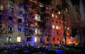 Из-за падения осколков ракеты, которую сбила ПВО в Курске, пострадал фасад многоэтажки