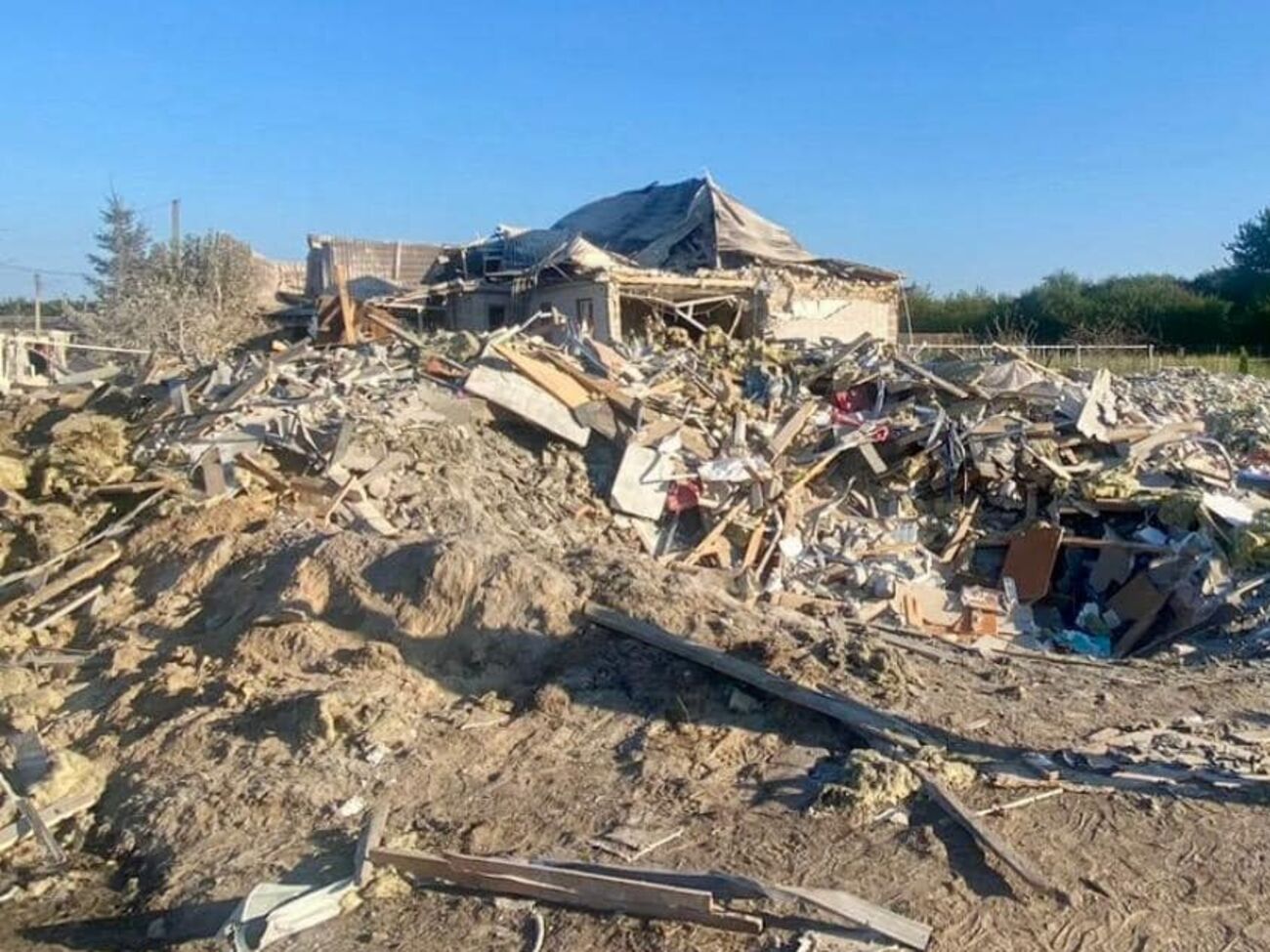 Спасатели нашли тела отца и сына под завалами дома, отметили в ГСЧС