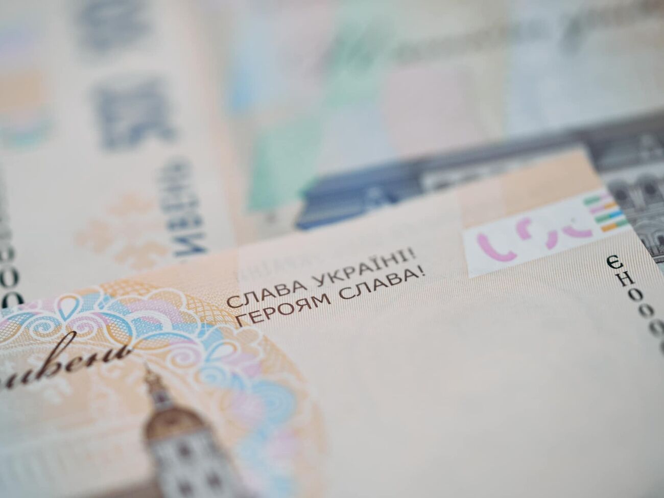 Надпись добавили в углу купюры