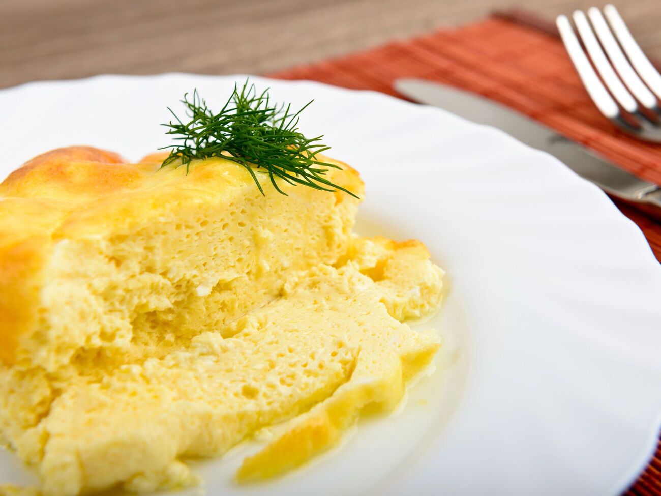 Нежность омлета, "как в детском саду", достигается благодаря запеканию