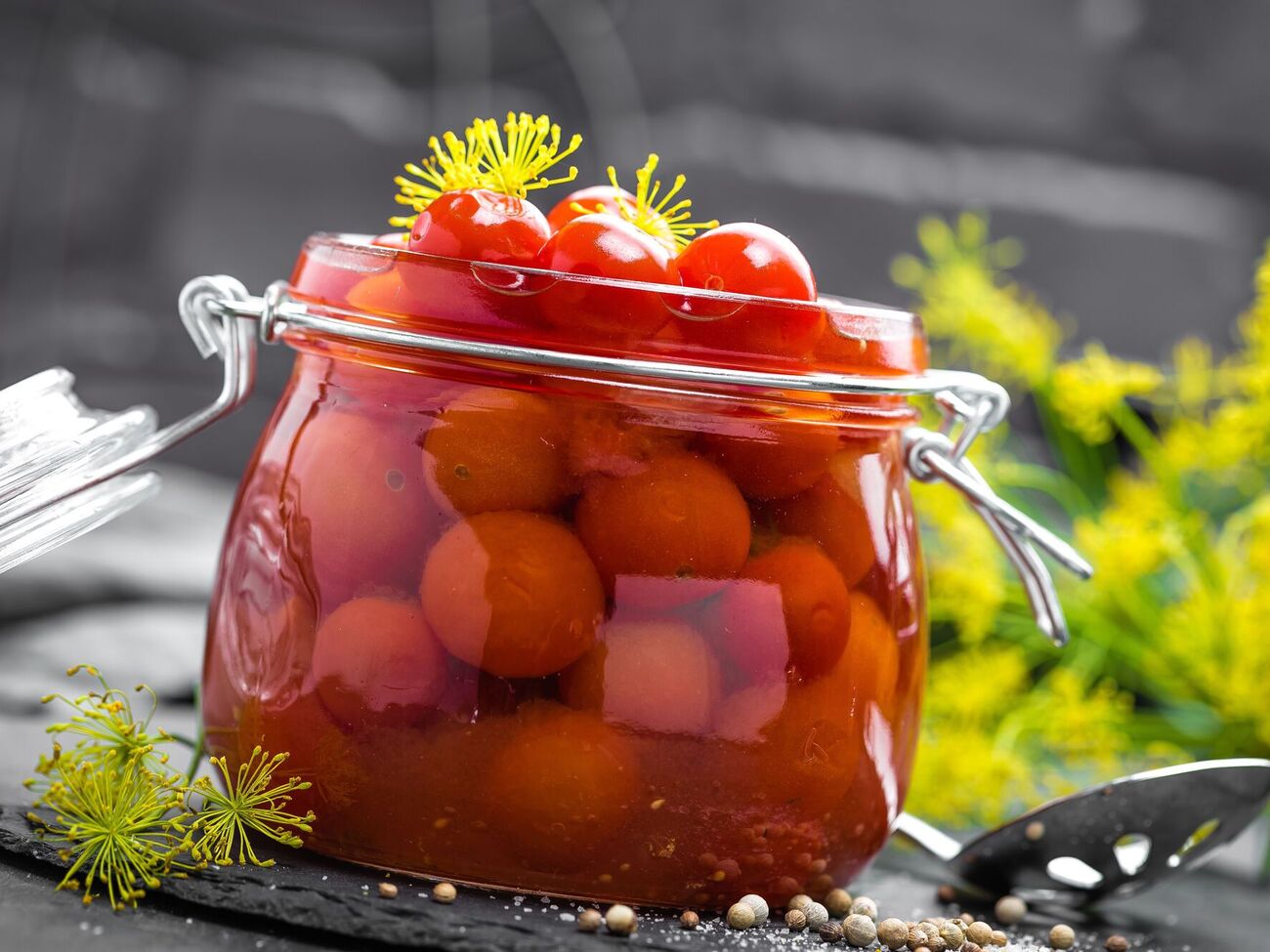 Помидоры маринуют 40 минут в пряном рассоле