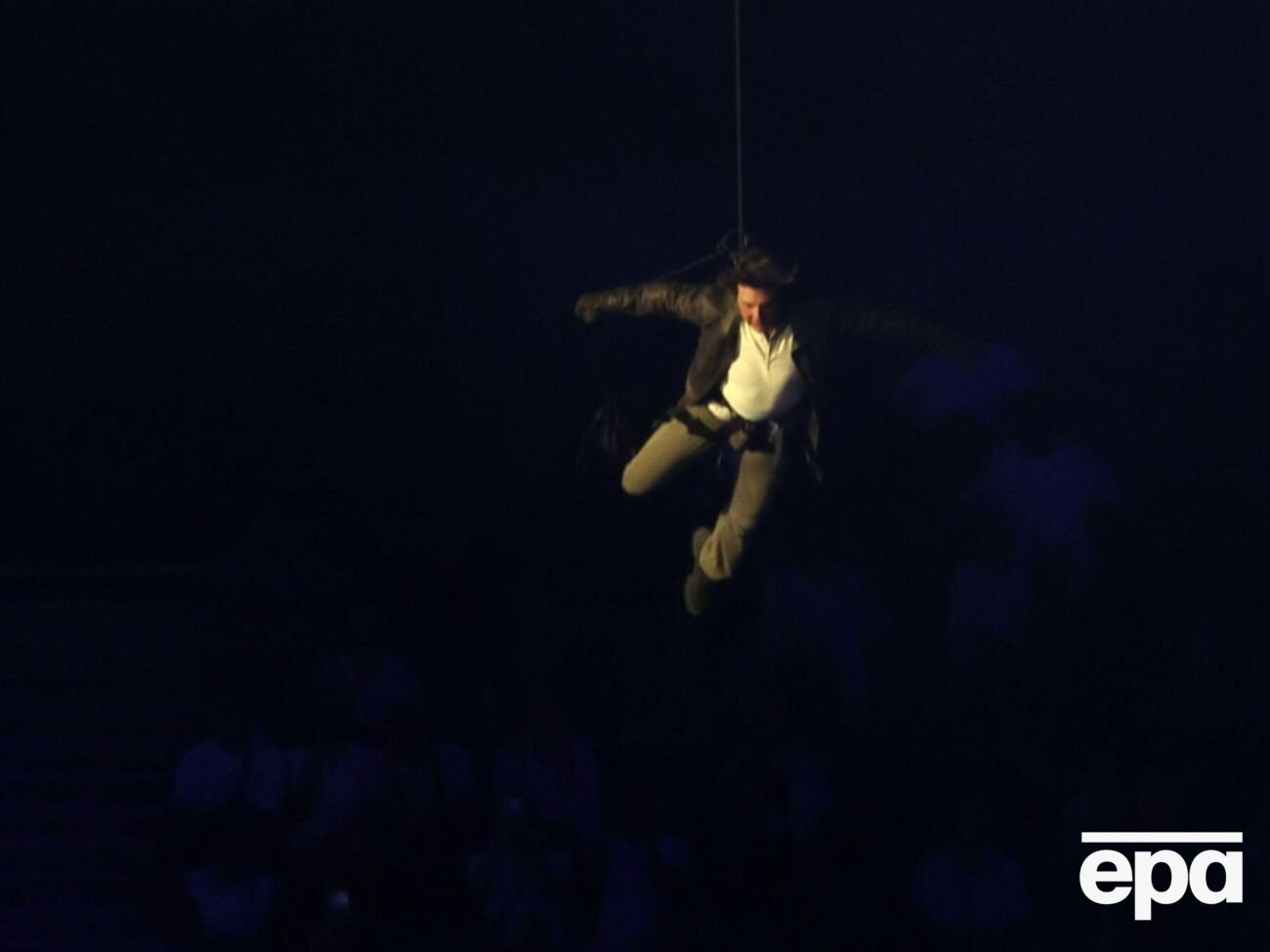 Круз: Спасибо, Париж. Возвращаюсь в Лос-Анджелес