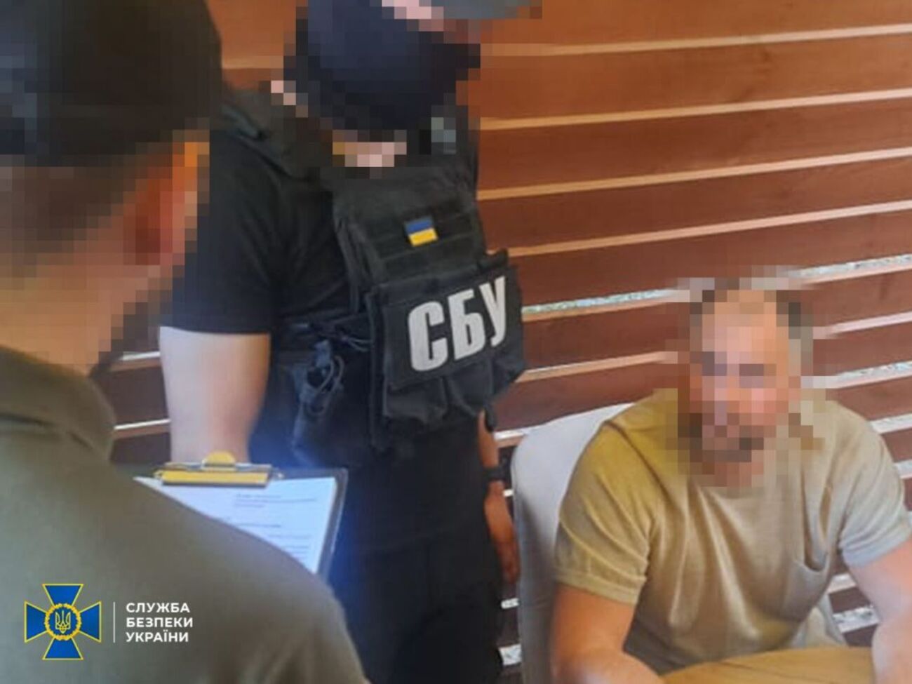 Підозрюваного зі спільниками затримали під час отримання першої частини хабаря – СБУ