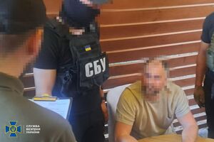 Підозрюваного зі спільниками затримали під час отримання першої частини хабаря – СБУ