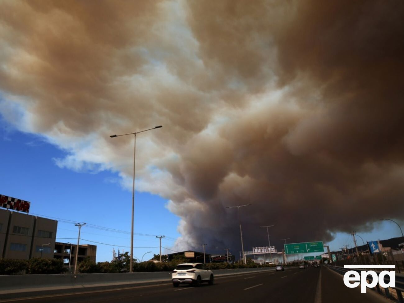 Фронт огня достиг 30 км, Афины затянуло черным дымом