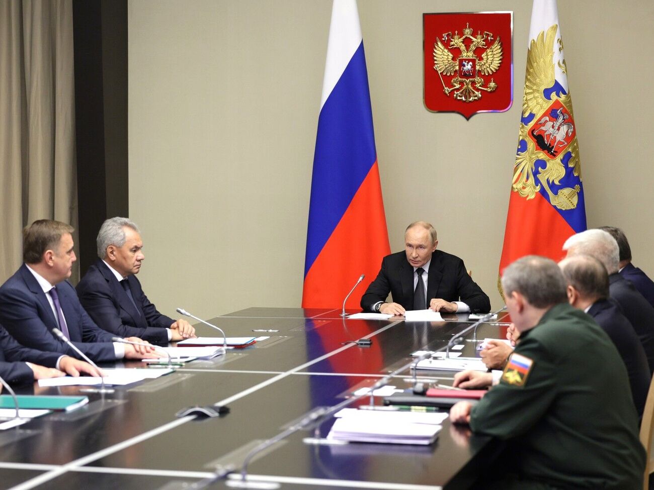 ФСБ с Росгвардией должны обеспечить режим контртеррористической ситуации, отметил Путин