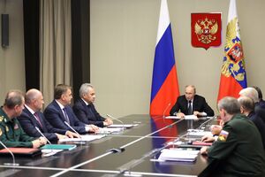 ФСБ с Росгвардией должны обеспечить режим контртеррористической ситуации, отметил Путин