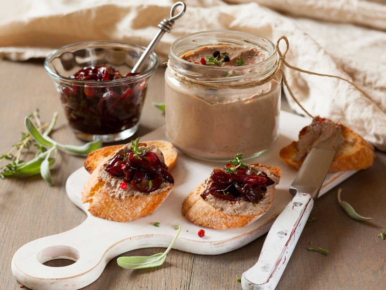 Печеночный паштет вкуснее всего в сочетании с хлебом и джемом