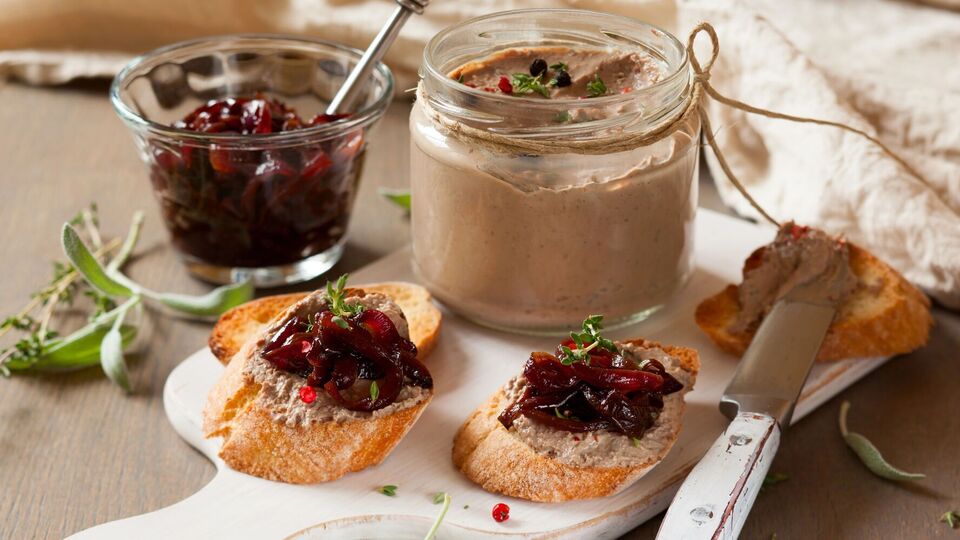 Печеночный паштет вкуснее всего в сочетании с хлебом и джемом