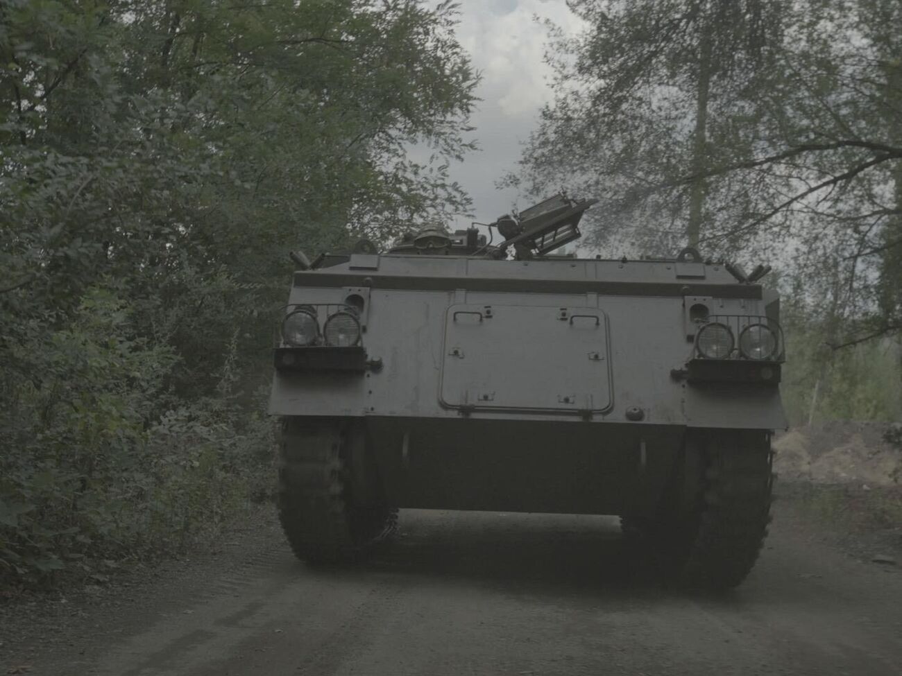 Благодаря своим компактным размерам и гусеничной ходовой части FV432 Mark 2 может передвигаться по сложной местности