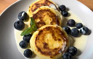 Обжарьте сырники с двух сторон на разогретой сковороде, смазанной растительным маслом