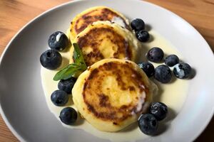 Обсмажте сирники із двох боків на розігрітій сковороді, змащеній олією