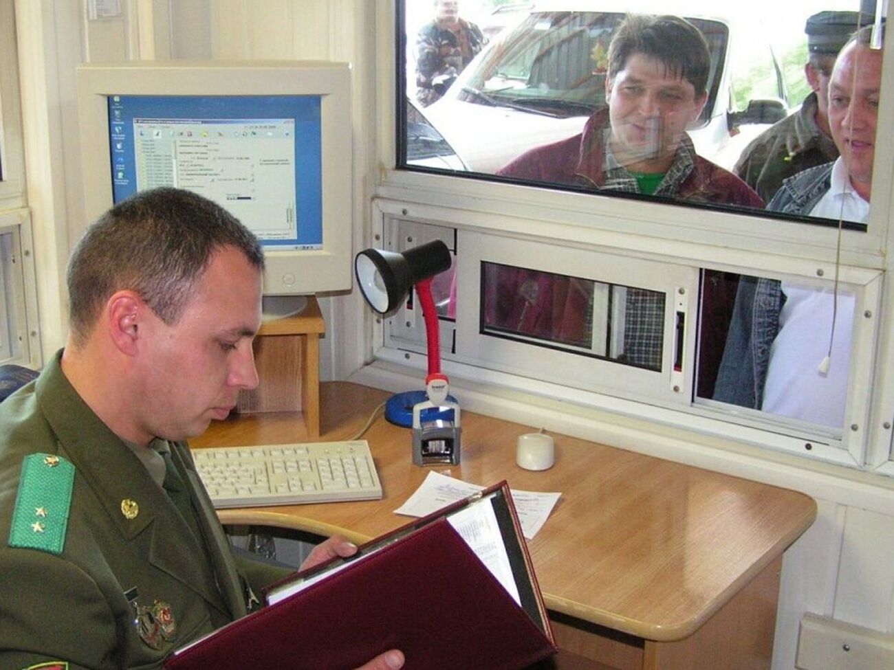 Українці можуть в'їхати на територію Білорусі через інші країни, які межують із республікою, крім України, зазначили у СЗР