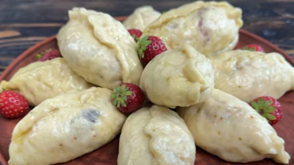 Готовые вареники смажьте растопленным сливочным маслом