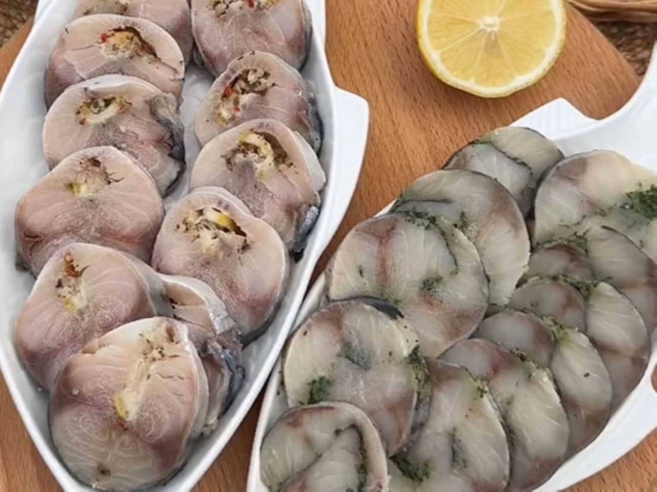 Скумбрия перед подачей должна шесть часов полежать в холодильнике и еще 10 – в морозилке