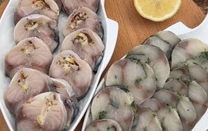 Скумбрия перед подачей должна шесть часов полежать в холодильнике и еще 10 – в морозилке