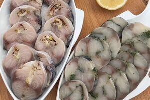 Скумбрия перед подачей должна шесть часов полежать в холодильнике и еще 10 – в морозилке