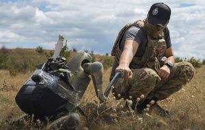 Дрон, оснащенный видеокамерой и четырьмя лапами, может проникать вглубь зданий и вражеских окопов