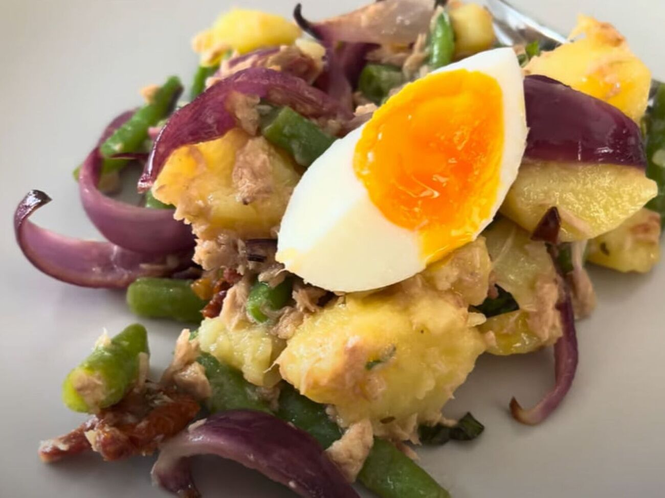 Перед подаванням прикрасьте салат половинками відварених яєць