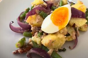 Перед подачей украсьте салат половинками отварных яиц