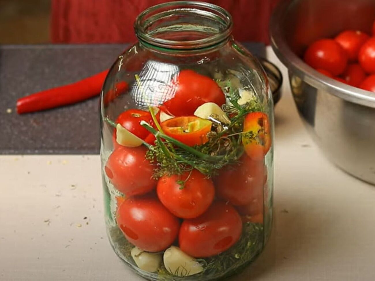В банку с томатами необходимо добавить по 60 г водки и меда