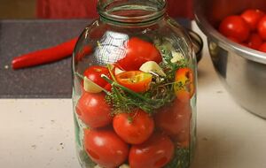 В банку с томатами необходимо добавить по 60 г водки и меда