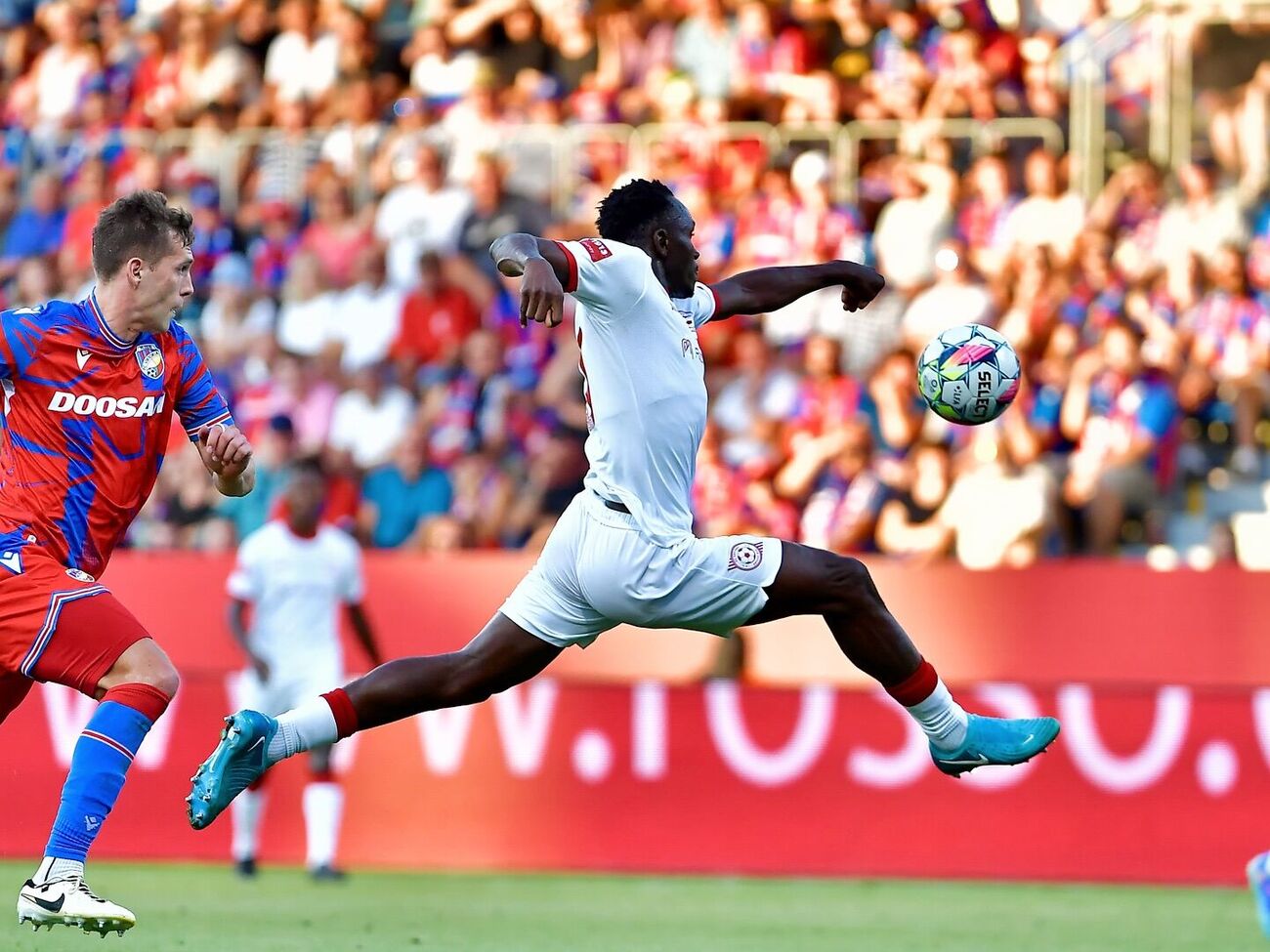 На полі "Вікторії" "Кривбас" (у білій формі) забити не зміг