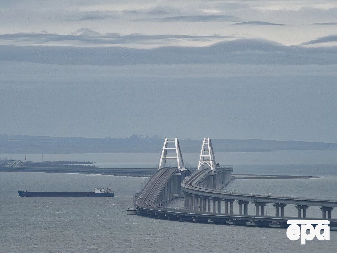 Ночью оккупационные власти Крыма перекрывали движение по Керченскому мосту