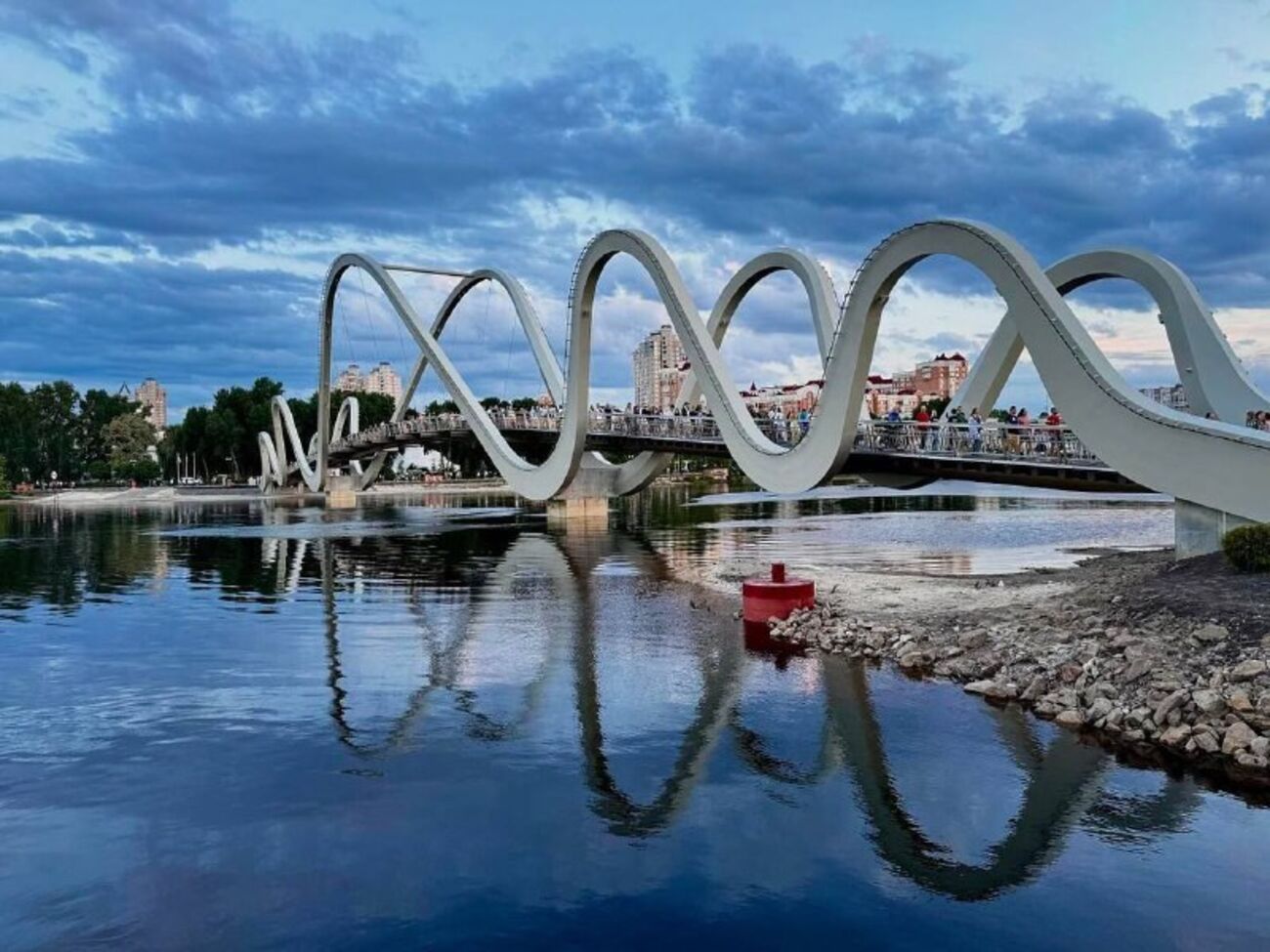 В петиции община просила решить проблему с организацией парковки вокруг новой парковой зоны на острове Оболонский и парка "Наталка"