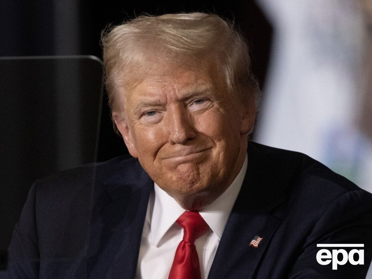 Сейчас Трамп проводит предвыборные митинги в помещениях