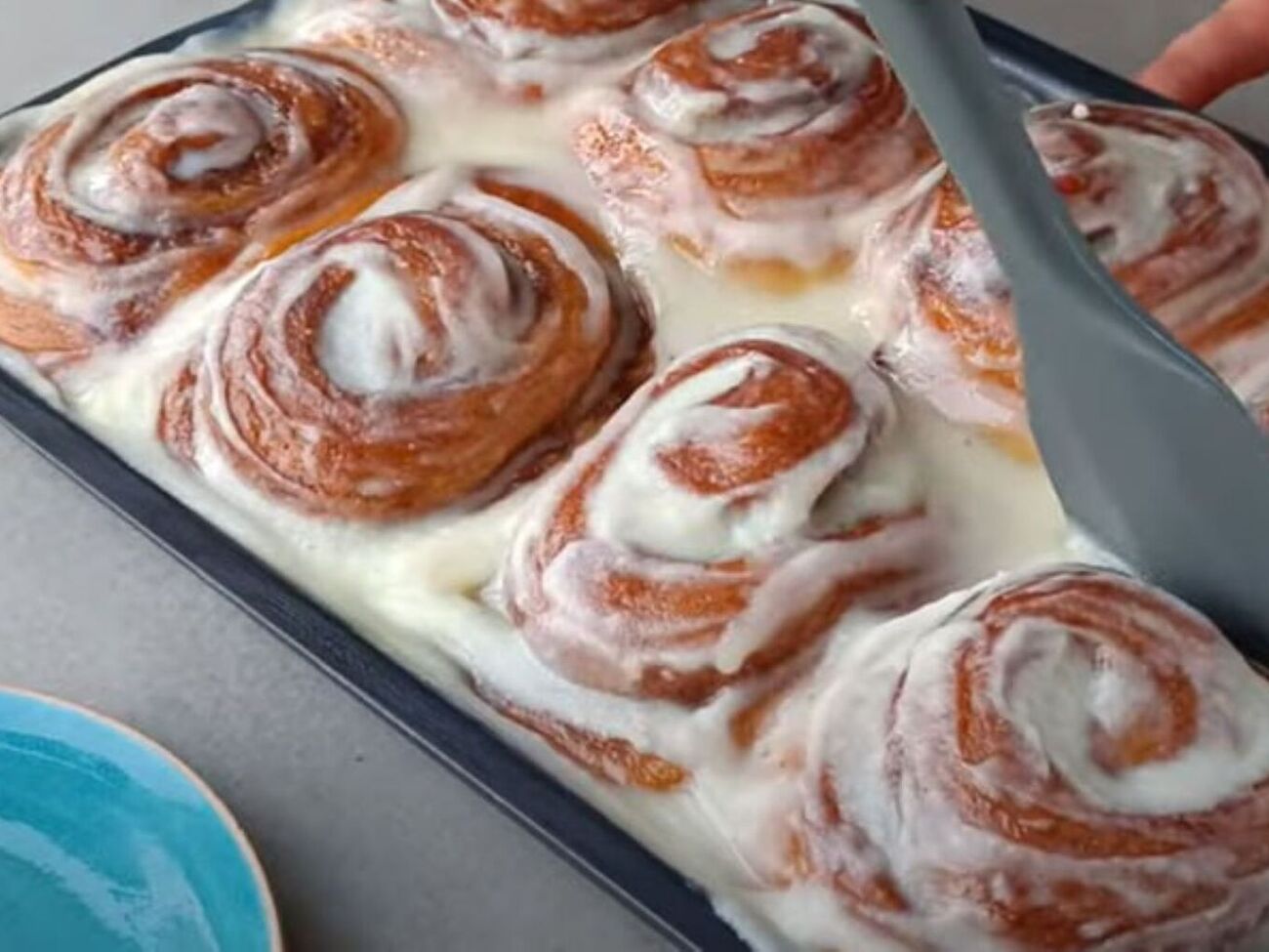 Выпекайте булочки 23 минуты при 160 °С в режиме конвекции в разогретой духовке