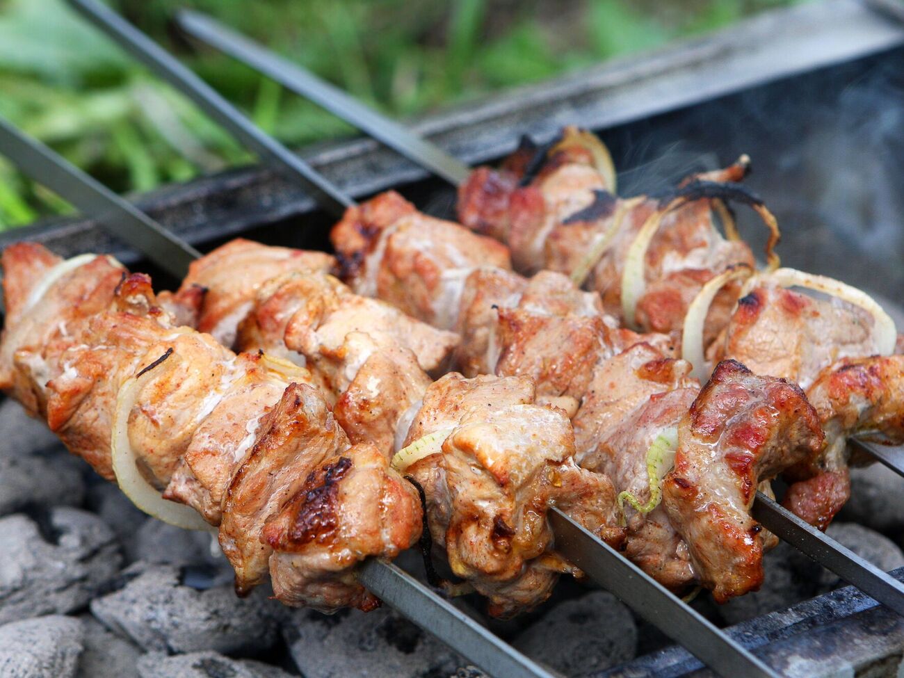 Соль также способствует удалению пепла, который может оседать на мясе