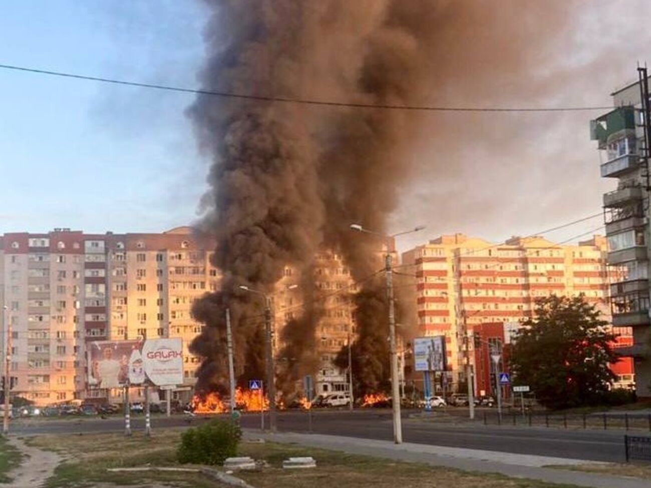 У центрі Сум горять автомобілі через влучання