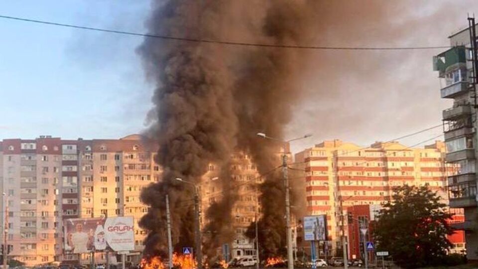 У центрі Сум горять автомобілі через влучання