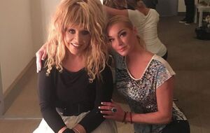 Солнцев: Волочкова фотографию выставила, где она присела по-лакейски рядом с Аллочкой, показывая, что, дескать, Алла была так ей близка