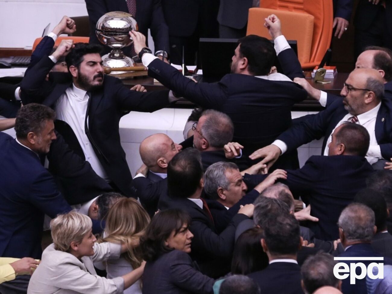 Драка произошла между правящей партией AKP и оппозицией