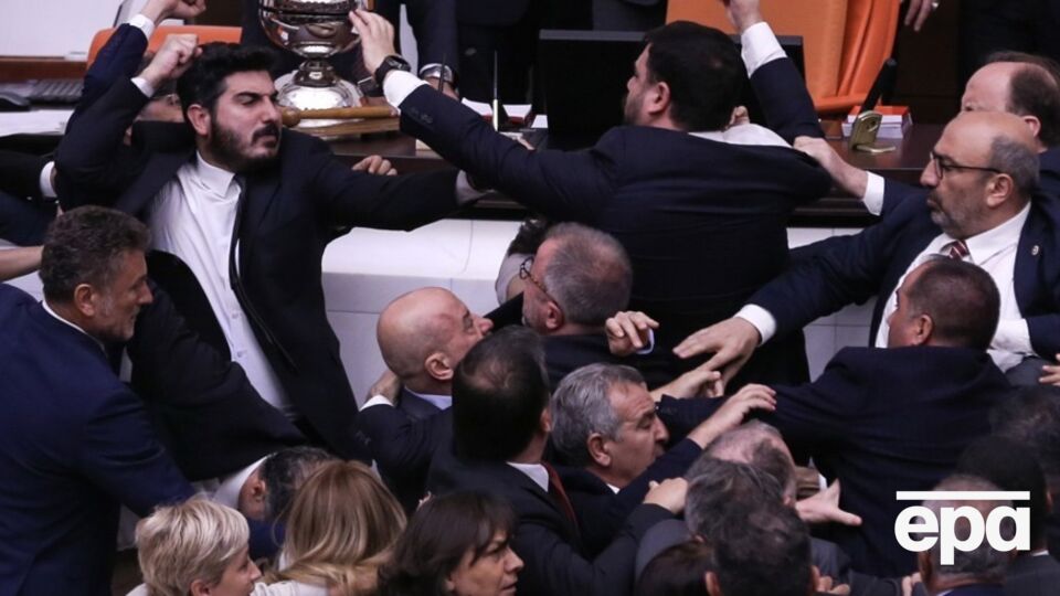Драка произошла между правящей партией AKP и оппозицией