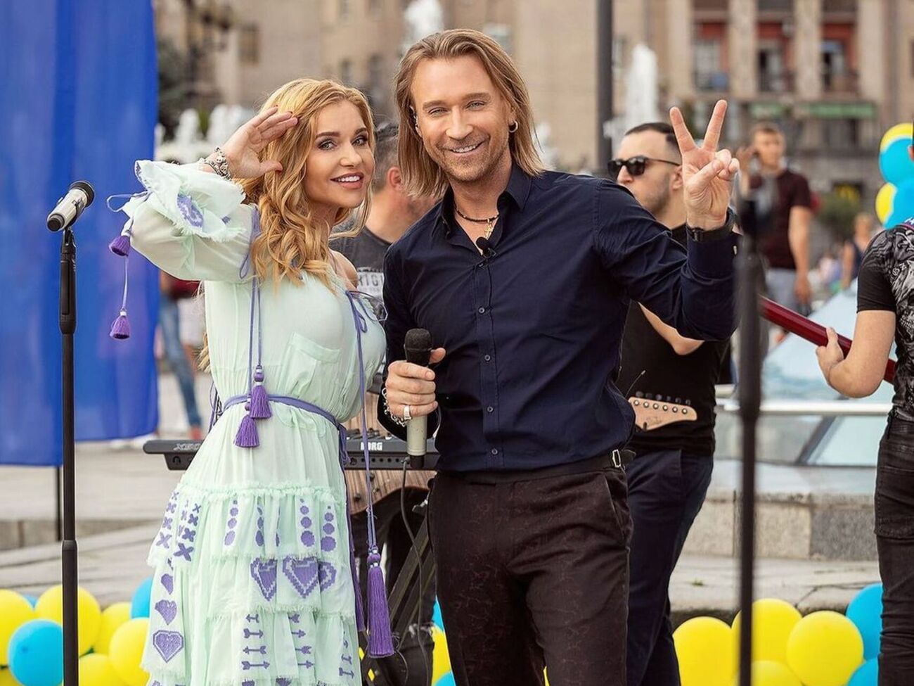 По словам Горбенко, Винник покинул Украину вместе с женой, певицей Таюне