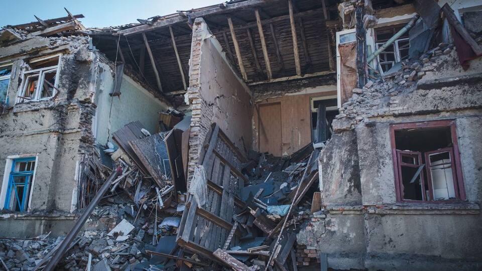 Унаслідок російського удару по Краматорську частково зруйновано двоповерховий житловий будинок, зазначили у ДСНС