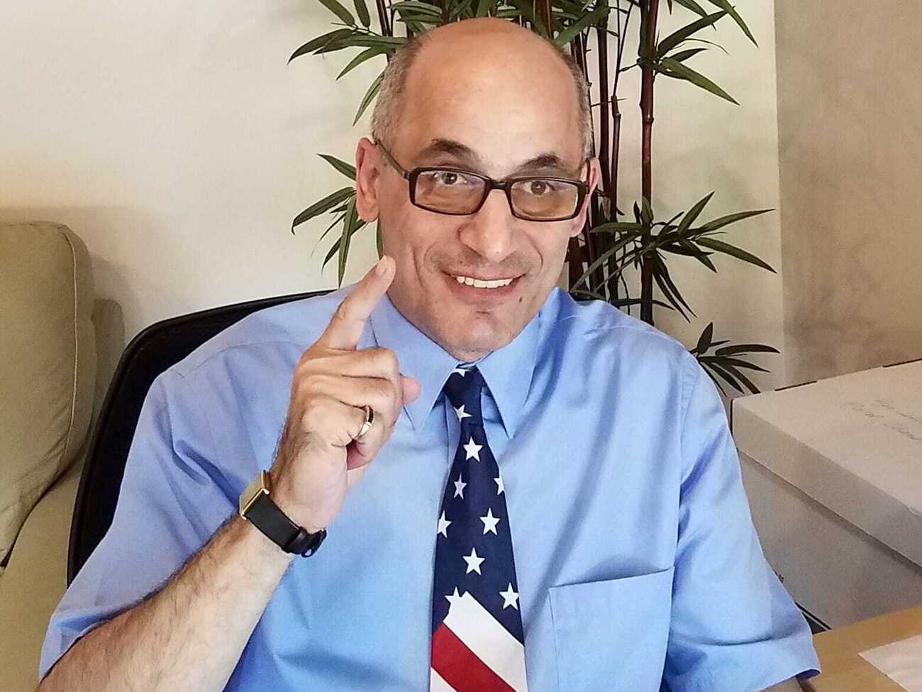 Юнус живет в США