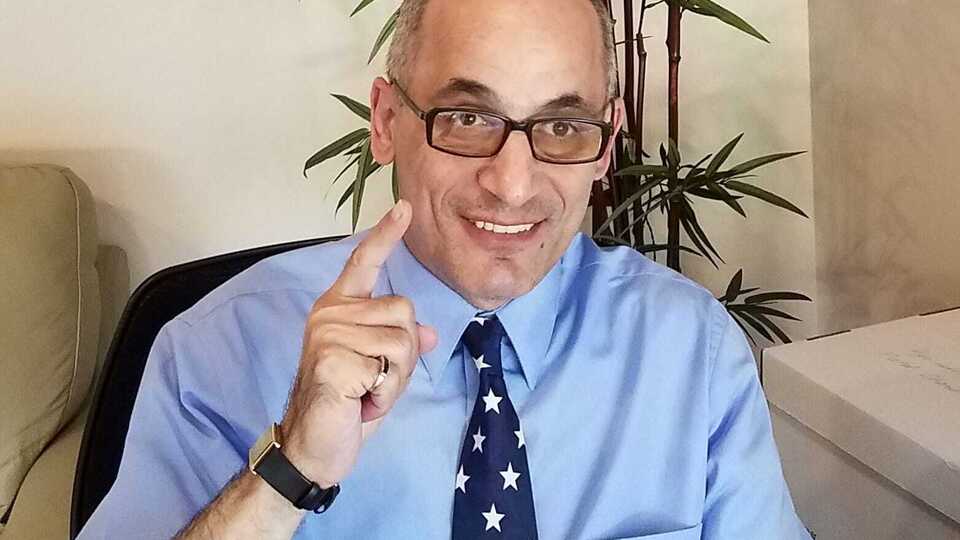 Юнус живе у США