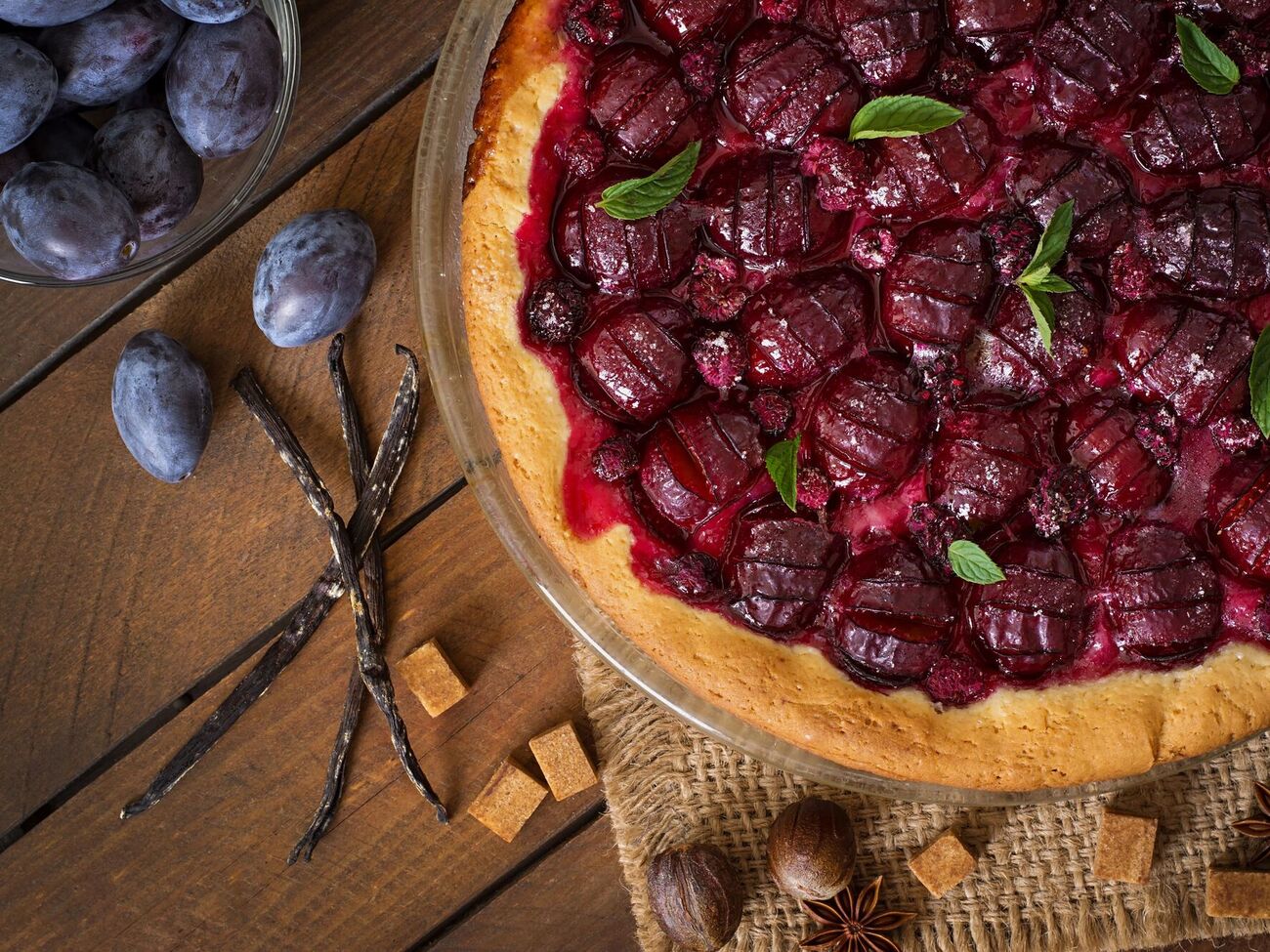 Изюминкой пирога являются кисло-сладкие карамелизованные сливы