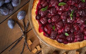 Изюминкой пирога являются кисло-сладкие карамелизованные сливы