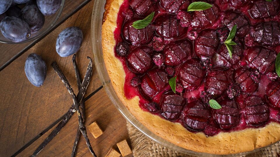 Родзинкою пирога є кисло-солодкі карамелізовані сливи