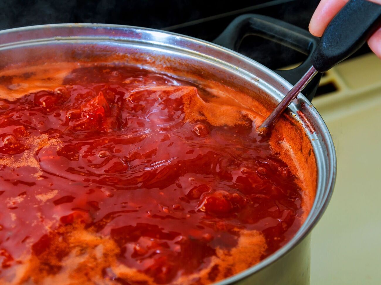 В этой борщовой заправке много свеклы, поэтому она имеет сладковатый вкус