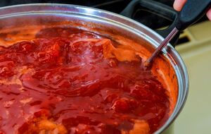 В этой борщовой заправке много свеклы, поэтому она имеет сладковатый вкус